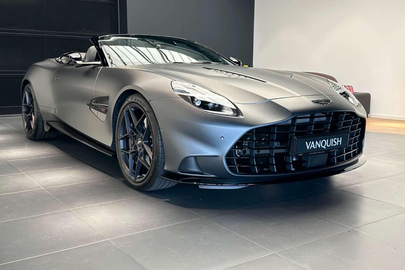 Aston Martin Vanquish Volante - Q Satin Xenon Grey - Titan 2026 5.2 л 835 л.с Бензин, новый авто, Задний привод, Автомат, цвет Серый, страна-производитель — Германия, фото 1