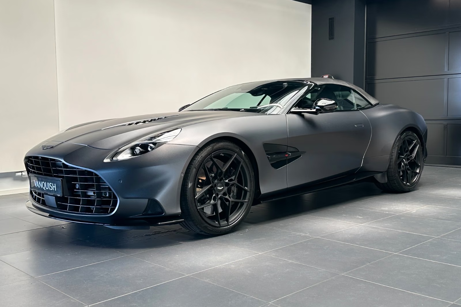 Доступен к заказу Aston Martin Vanquish Volante - Q Satin Xenon Grey - Titan 2026 5.2 л 835 л.с Бензин: Серый, коробка Автомат, привод Задний привод, осмотр и тест-драйв в Москве, фото 19