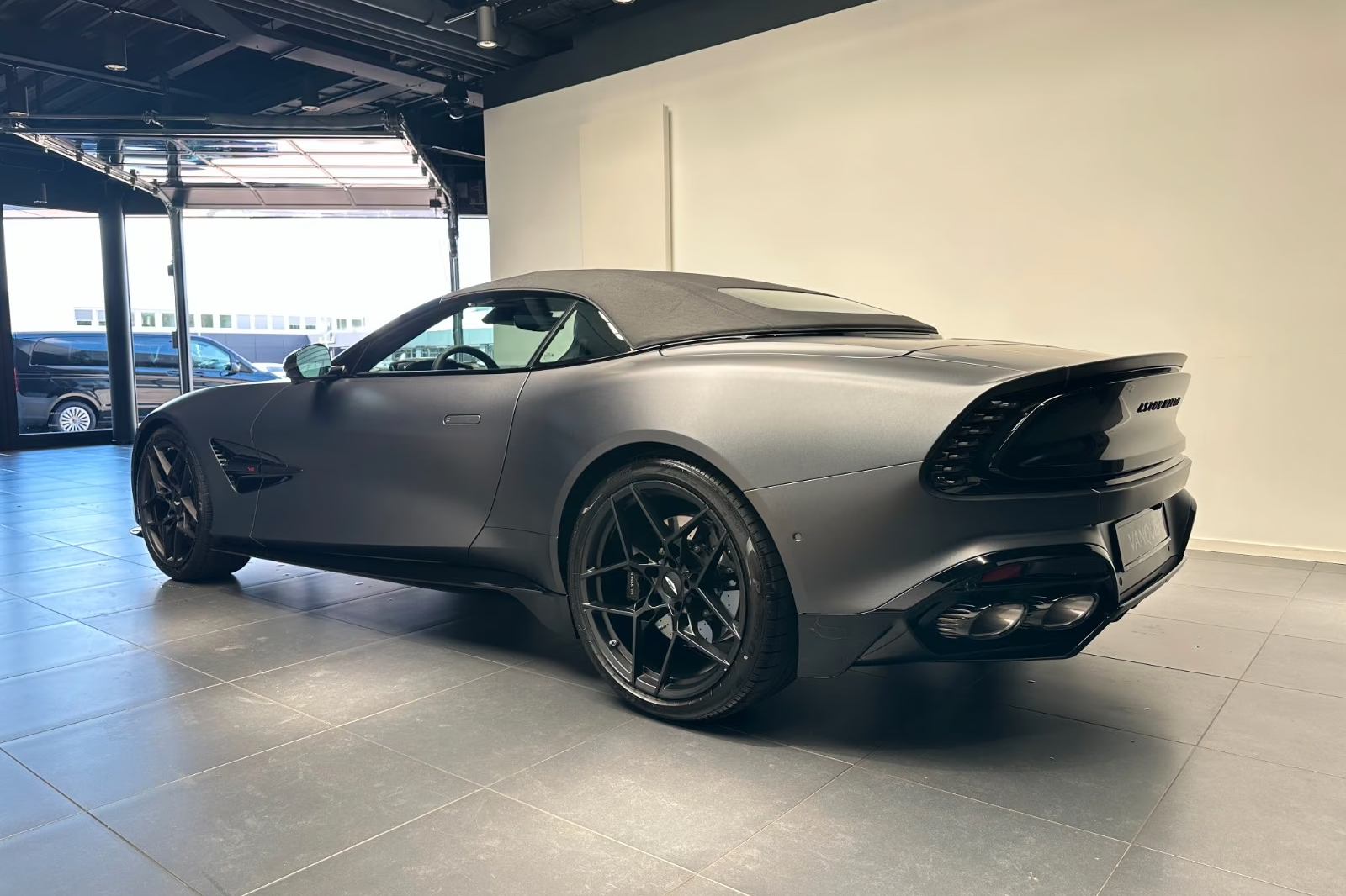 Купить Aston Martin Vanquish Volante - Q Satin Xenon Grey - Titan 2026 5.2 л 835 л.с Бензин с доставкой: пробег 50 км, Серый, Автомат, Задний привод, поставка из Германия, фото 20