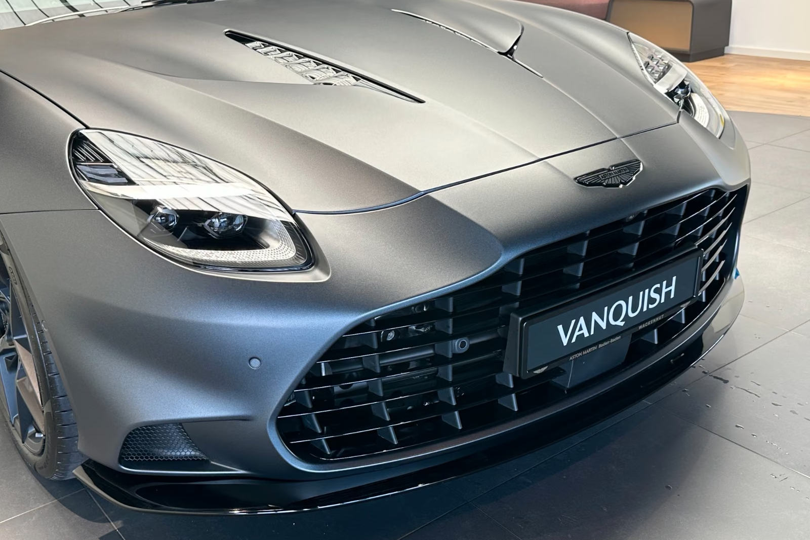 Заказать Aston Martin Vanquish Volante - Q Satin Xenon Grey - Titan 2026 5.2 л 835 л.с Бензин с пробегом 50 км, Автомат, Задний привод, цвет Серый, поставка из Германия, доставка по РФ, фото 2