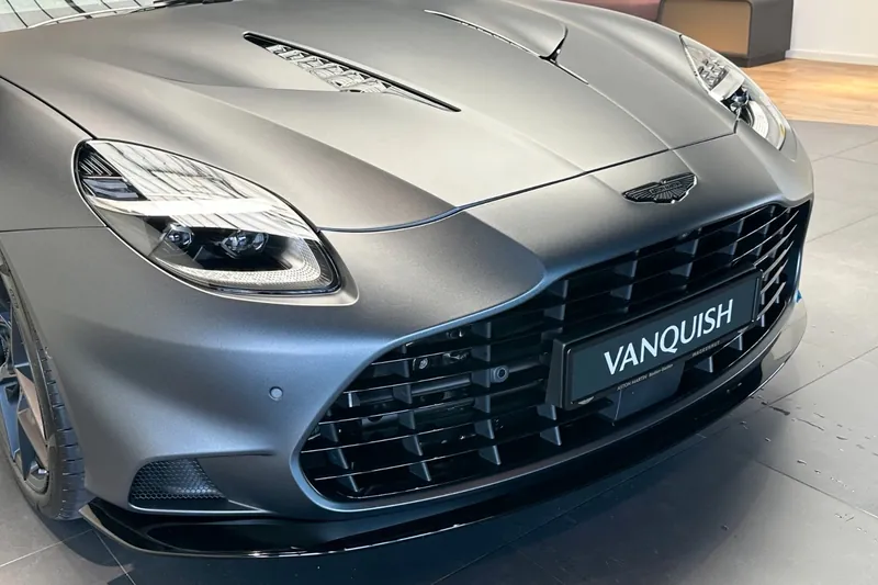 Заказать Aston Martin Vanquish Volante - Q Satin Xenon Grey - Titan 2026 5.2 л 835 л.с Бензин с пробегом 50 км, Автомат, Задний привод, цвет Серый, поставка из Германия, доставка по РФ Vanquish Volante - Q Satin Xenon Grey - Titan - фото 3