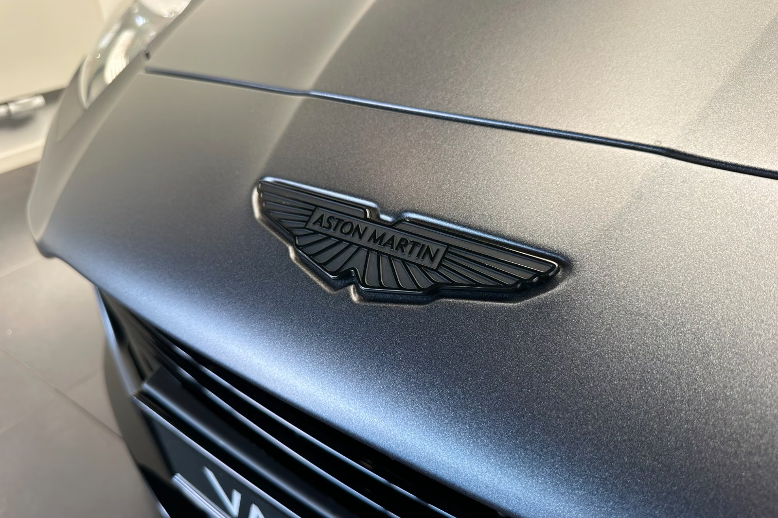 Купить Aston Martin Vanquish Volante - Q Satin Xenon Grey - Titan 2026 5.2 л 835 л.с Бензин, Серый, Автомат, Задний привод — авто из Германия, с доставкой по всей России, фото 3