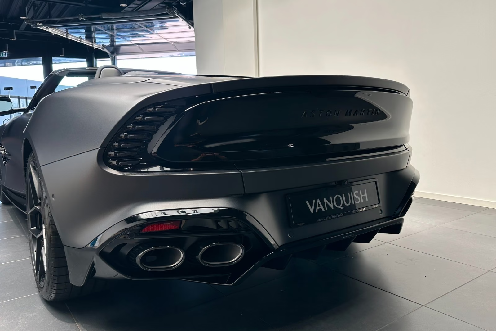 Aston Martin Vanquish Volante - Q Satin Xenon Grey - Titan 2026 5.2 л 835 л.с Бензин в продаже: Серый, Автомат, Задний привод, страна-производитель — Германия, доставка по РФ, фото 4