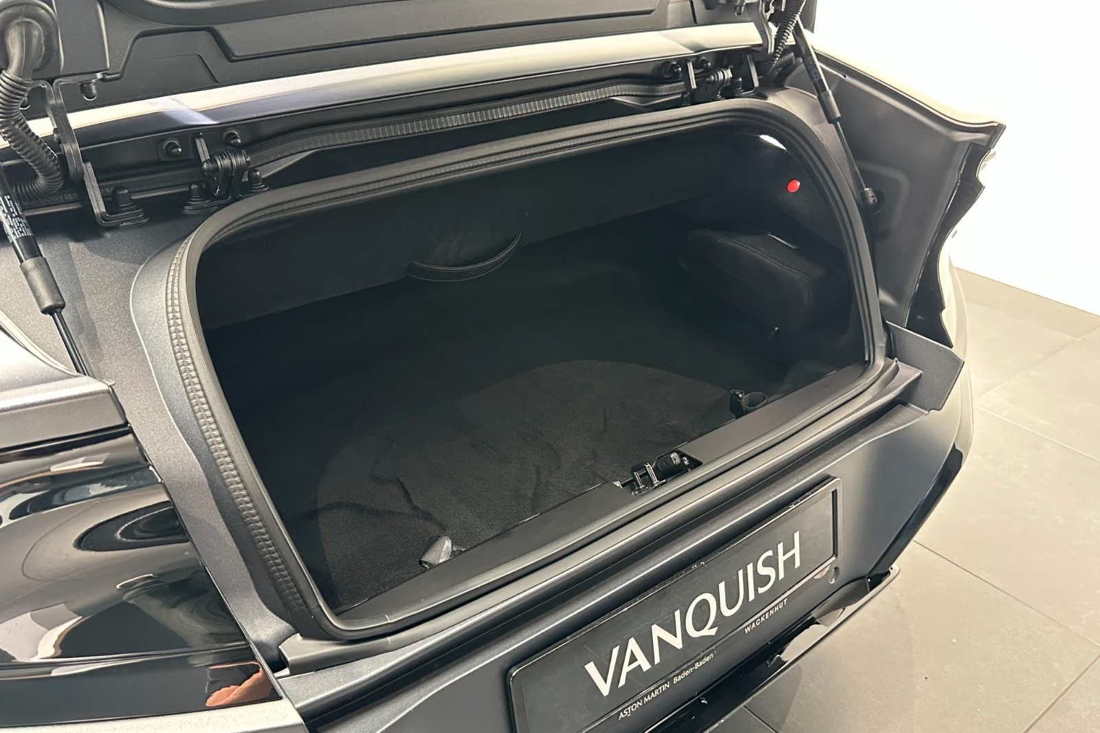 Новый Aston Martin Vanquish Volante - Q Satin Xenon Grey - Titan 2026 5.2 л 835 л.с Бензин: Задний привод, Серый, коробка — Автомат, привезён из Германия, доставка по регионам, фото 5