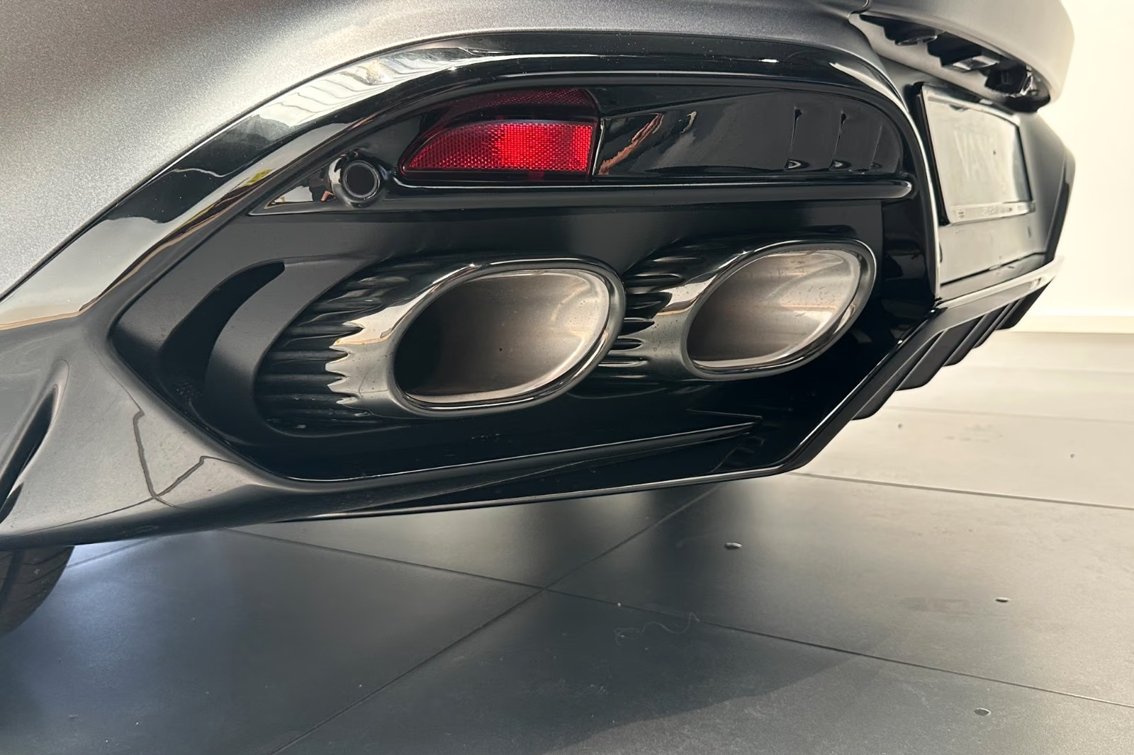 Выбор покупателей — Aston Martin Vanquish Volante - Q Satin Xenon Grey - Titan 2026 5.2 л 835 л.с Бензин, пробег 50 км, Серый, привезён из Германия, доставка по РФ, фото 6