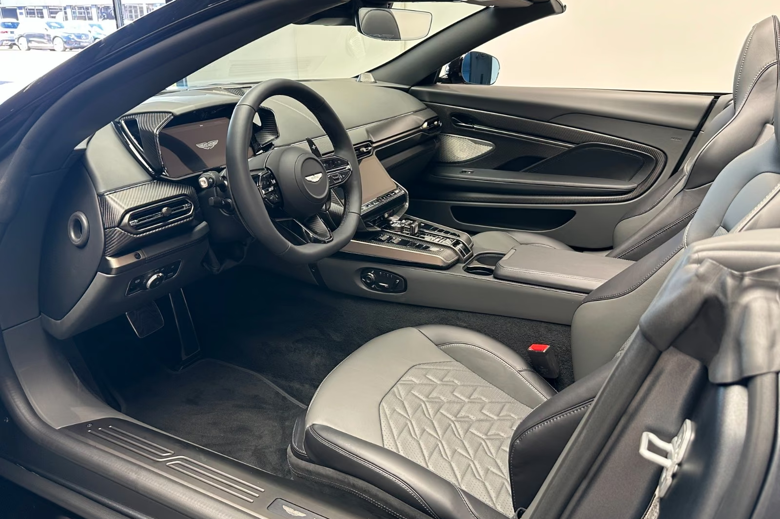 Надёжный Aston Martin Vanquish Volante - Q Satin Xenon Grey - Titan 2026 5.2 л 835 л.с Бензин с двигателем 5,2 л, Серый, пробег 50 км, Автомат, поставка из Германия, фото 8
