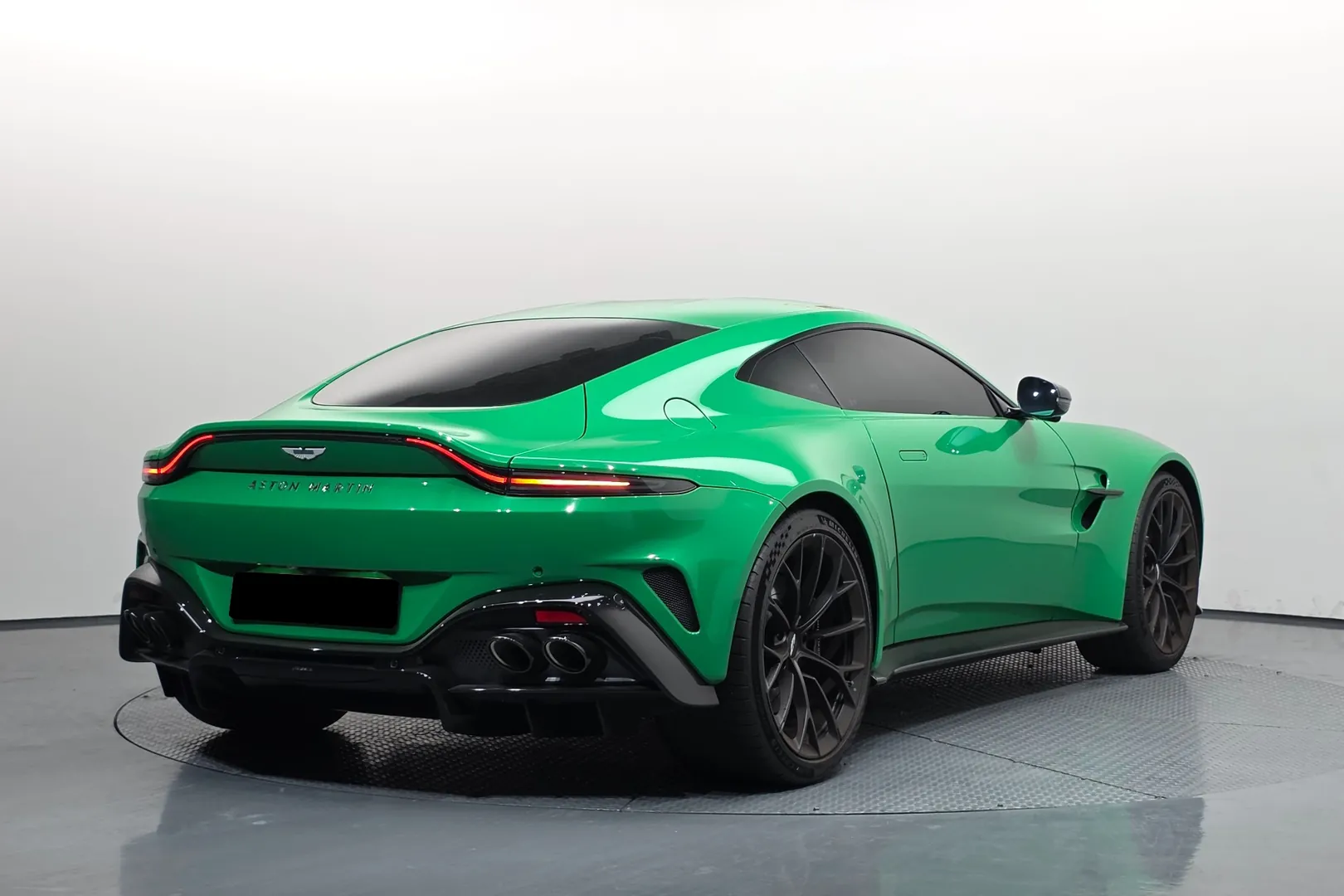 Заказать Aston Martin Vantage 2nd Generation 4.0 V8 Coupe 2025 4.0 л 665 л.с Бензин с пробегом 779 км, Автомат, Задний привод, цвет Зелёный, поставка из Великобритания, доставка по РФ