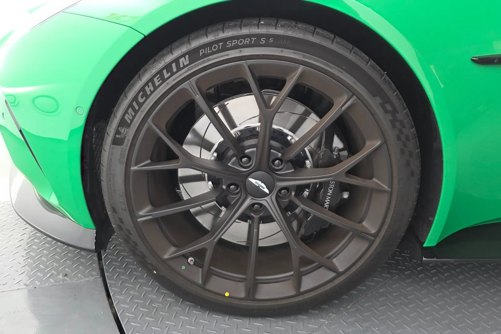 Официальная поставка Aston Martin Vantage 2nd Generation 4.0 V8 Coupe 2025 4.0 л 665 л.с Бензин, Зелёный, Автомат, Задний привод, привезён из Великобритания