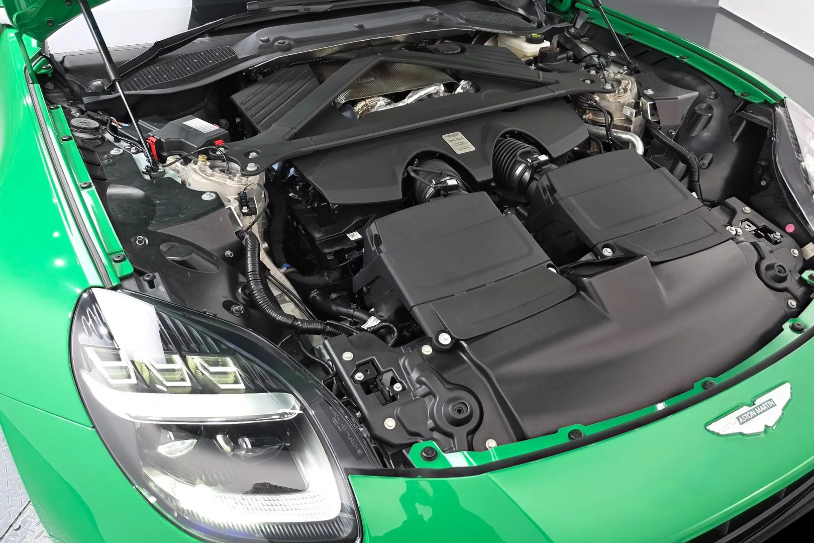 Доставка по РФ: Aston Martin Vantage 2nd Generation 4.0 V8 Coupe 2025 4.0 л 665 л.с Бензин, Зелёный, пробег 779 км, Задний привод, Автомат, осмотр возможен в Москве