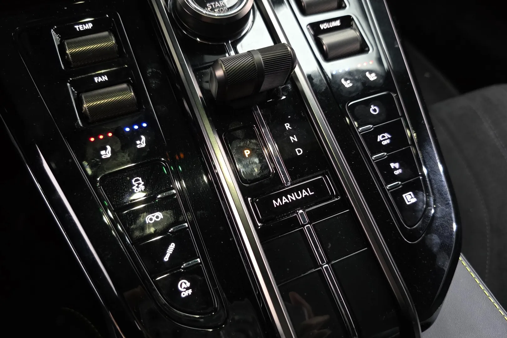 Надёжный Aston Martin Vantage 2nd Generation 4.0 V8 Coupe 2025 4.0 л 665 л.с Бензин с двигателем 4,0 л, Зелёный, пробег 779 км, Автомат, поставка из Великобритания