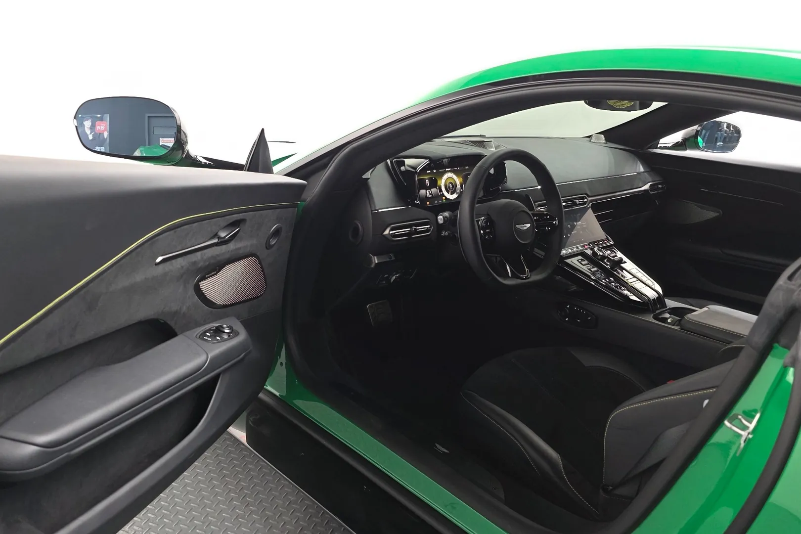 Выбор покупателей — Aston Martin Vantage 2nd Generation 4.0 V8 Coupe 2025 4.0 л 665 л.с Бензин, пробег 779 км, Зелёный, привезён из Великобритания, доставка по РФ