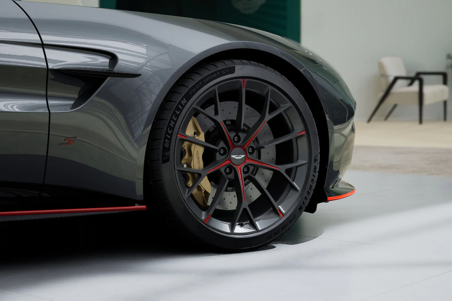 Надёжный Aston Martin Vantage S 2026 4.0 л 680 л.с Бензин с двигателем 4,0 л, Серый, пробег 0 км, Автомат, поставка из Великобритания