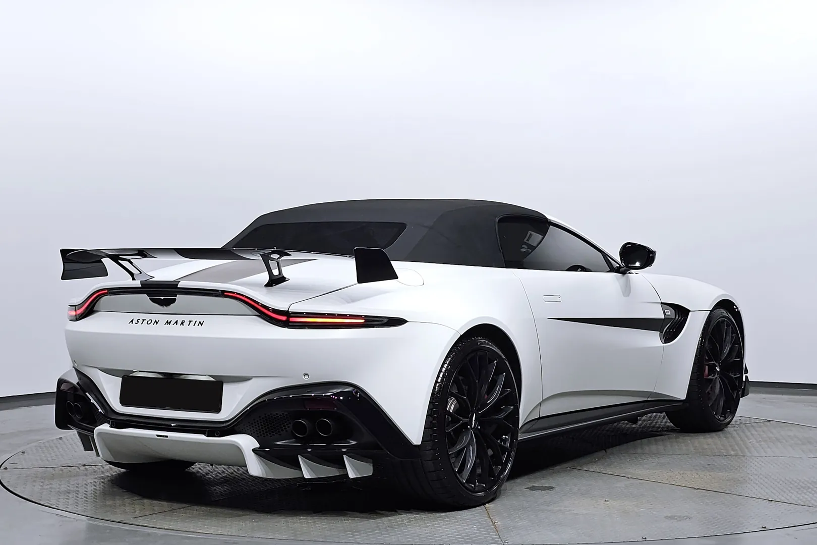 Заказать Aston Martin Vantage 2022 4.0 л 510 л.с Бензин с пробегом 3 549 км, Автомат, Задний привод, цвет Белый, поставка из Великобритания, доставка по РФ