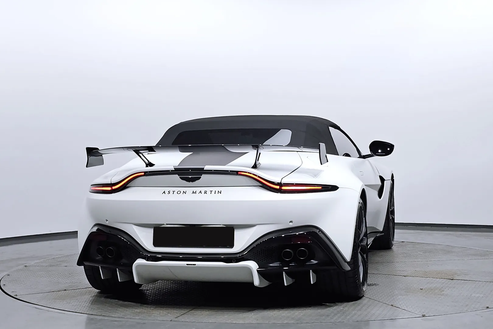 Купить Aston Martin Vantage 2022 4.0 л 510 л.с Бензин, Белый, Автомат, Задний привод — авто из Великобритания, с доставкой по всей России