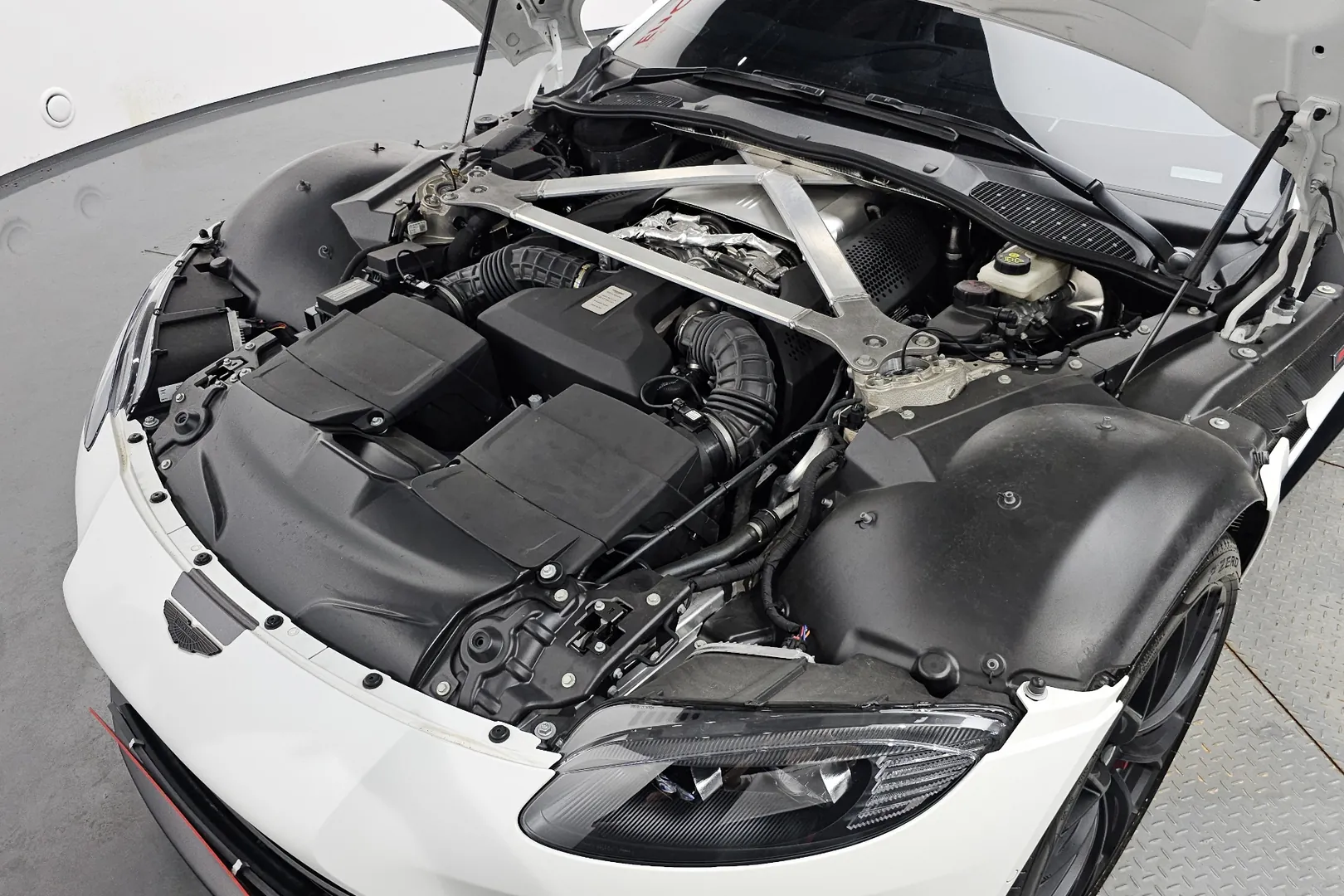 Доступен к заказу Aston Martin Vantage 2022 4.0 л 510 л.с Бензин: Белый, коробка Автомат, привод Задний привод, осмотр и тест-драйв в Москве