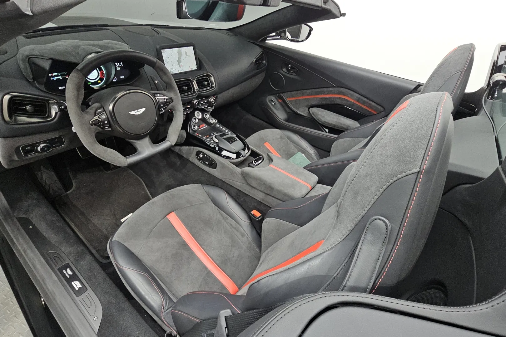 Надёжный Aston Martin Vantage 2022 4.0 л 510 л.с Бензин с двигателем 4,0 л, Белый, пробег 3 549 км, Автомат, поставка из Великобритания