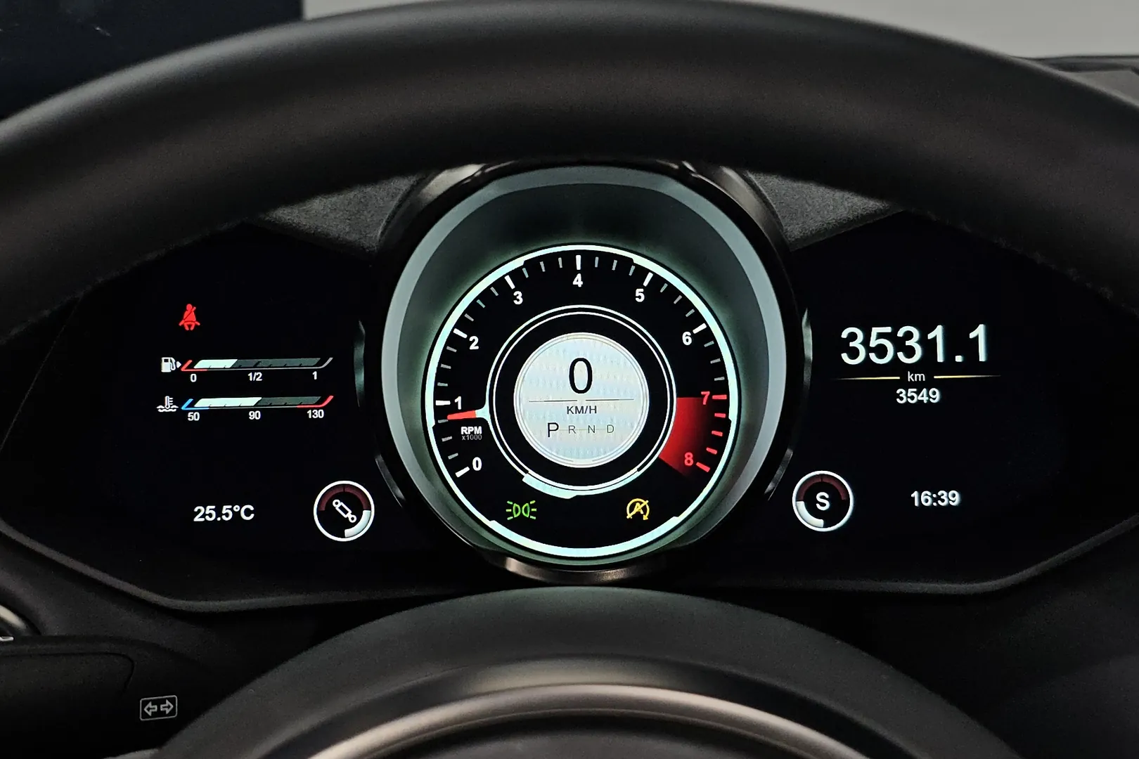 Доставка по РФ: Aston Martin Vantage 2022 4.0 л 510 л.с Бензин, Белый, пробег 3 549 км, Задний привод, Автомат, осмотр возможен в Москве