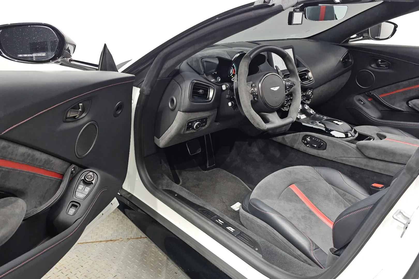 Aston Martin Vantage 2022 4.0 л 510 л.с Бензин, коробка Автомат, привод Задний привод, автомобиль из Великобритания, доставка по России