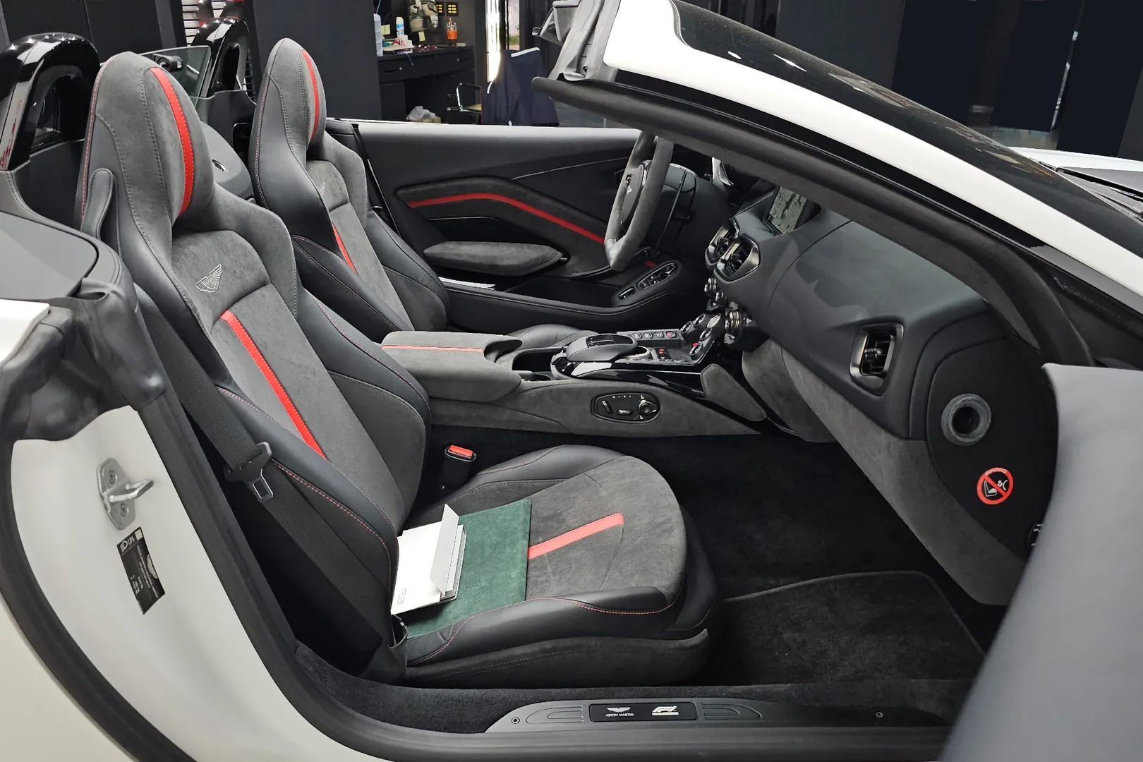 Aston Martin Vantage 2022 4.0 л 510 л.с Бензин в продаже: Белый, Автомат, Задний привод, страна-производитель — Великобритания, доставка по РФ