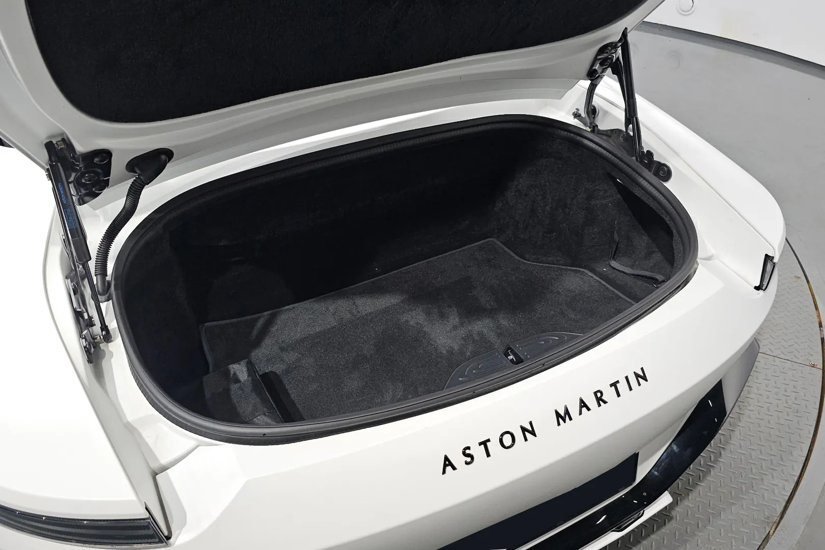Новый Aston Martin Vantage 2022 4.0 л 510 л.с Бензин: Задний привод, Белый, коробка — Автомат, привезён из Великобритания, доставка по регионам