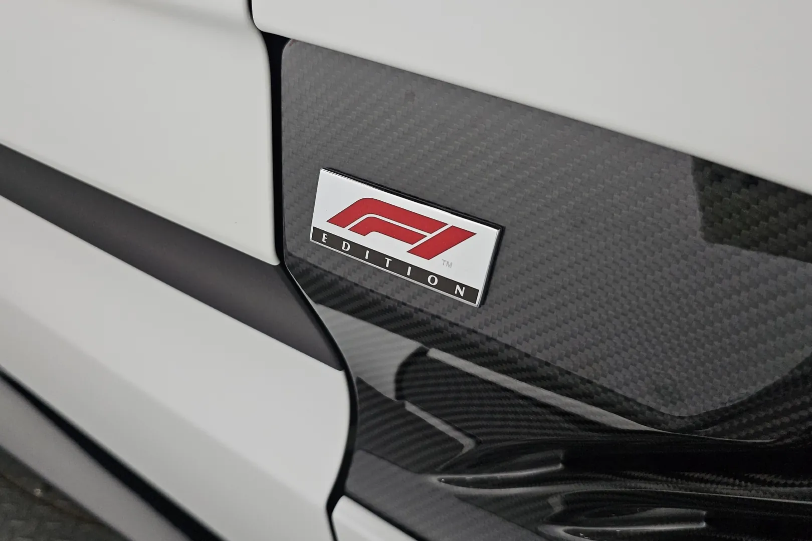 Aston Martin Vantage 2022 4.0 л 510 л.с Бензин, пробег 3 549 км, Белый цвет, коробка Автомат, привод Задний привод, авто из Великобритания
