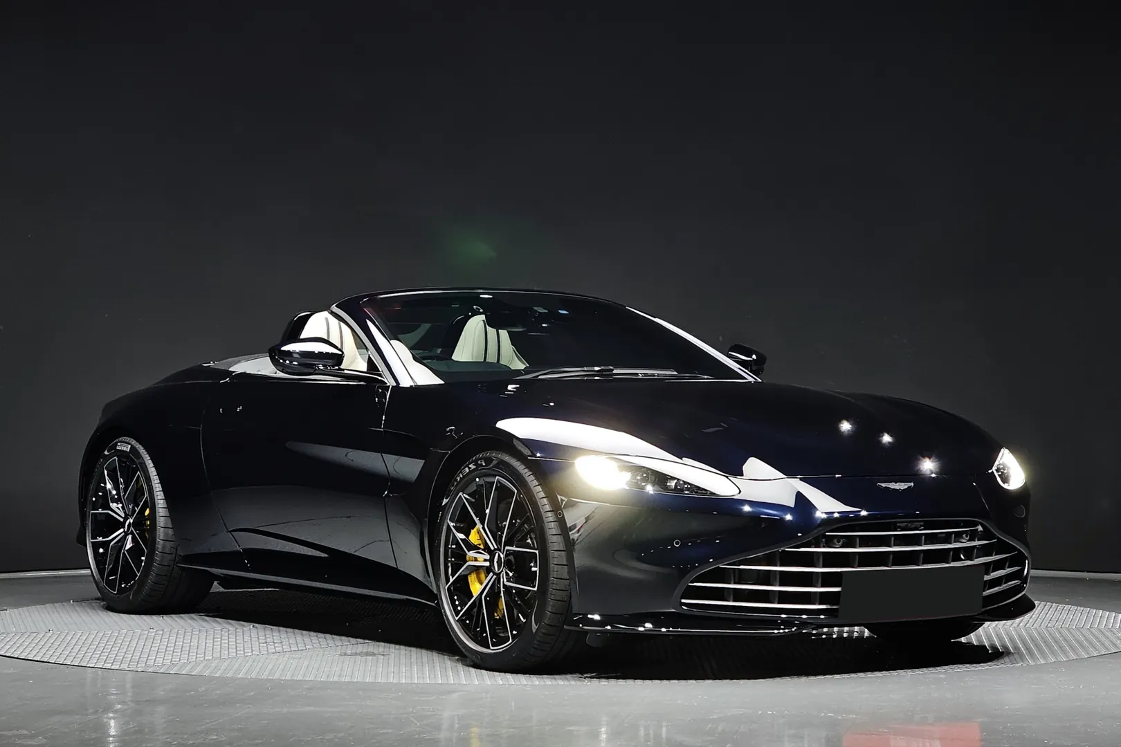 Заказать Aston Martin Vantage 2023 4.0 л 503 л.с Бензин с пробегом 58 км, Автомат, Задний привод, цвет Чёрный, поставка из Великобритания, доставка по РФ