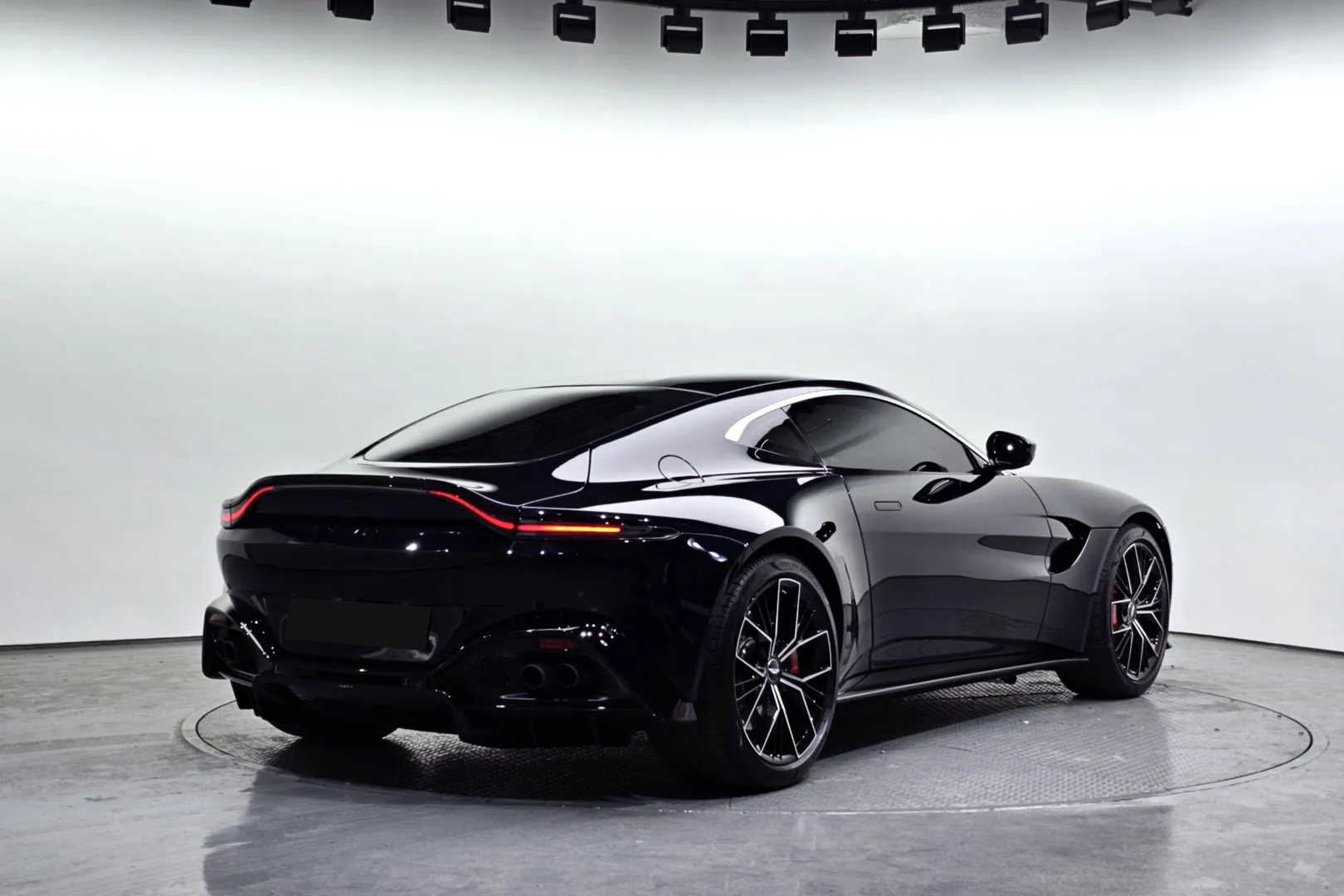Заказать Aston Martin Vantage 2023 4.0 л 510 л.с Бензин с пробегом 7 903 км, Автомат, Задний привод, цвет Синий, поставка из Великобритания, доставка по РФ