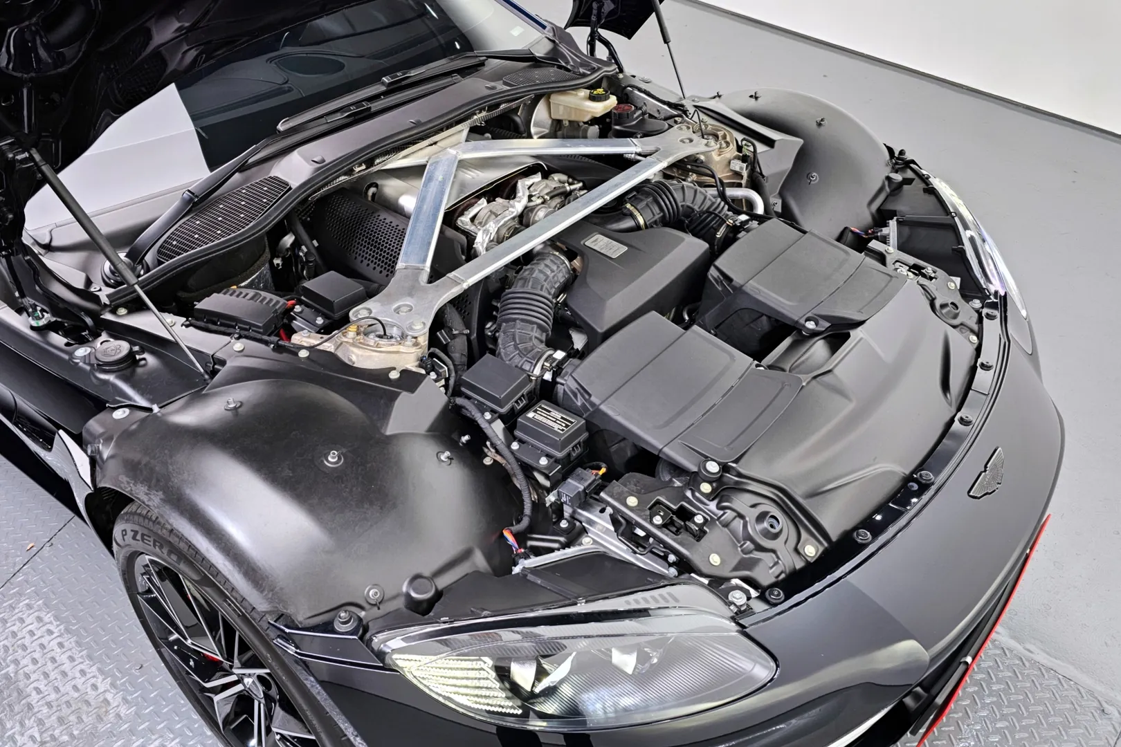 Доставка по РФ: Aston Martin Vantage 2023 4.0 л 510 л.с Бензин, Синий, пробег 7 903 км, Задний привод, Автомат, осмотр возможен в Москве