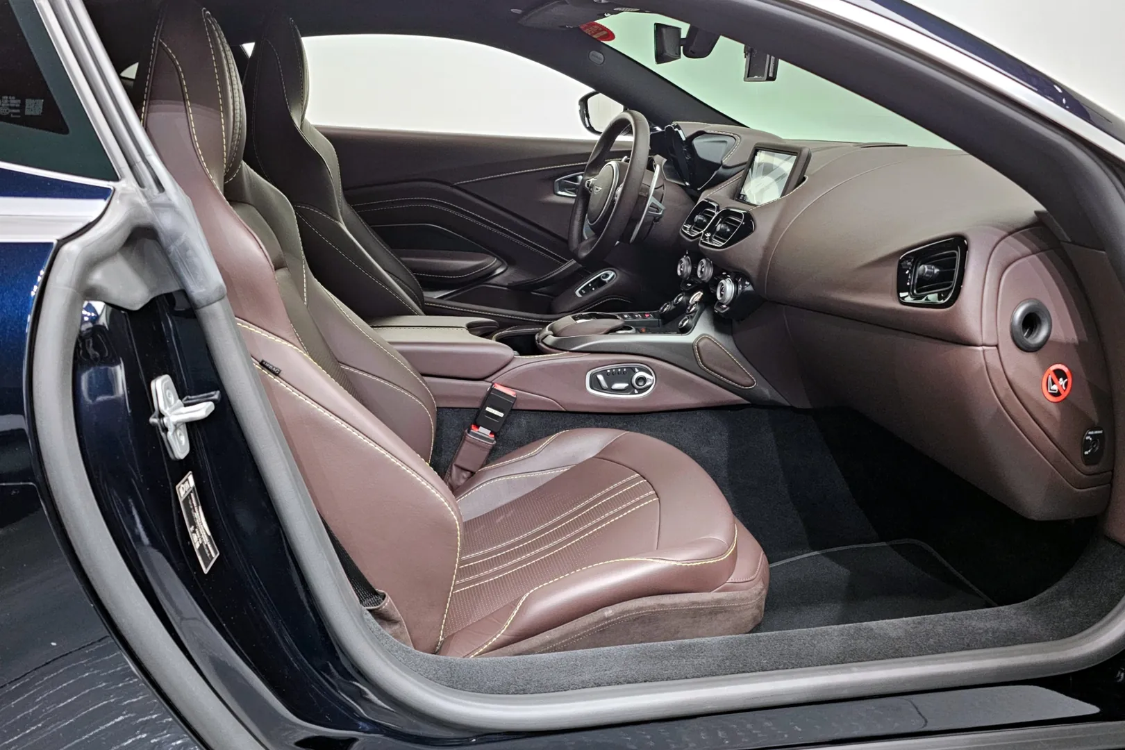 Aston Martin Vantage 2023 4.0 л 510 л.с Бензин, пробег 7 903 км, цвет кузова Синий, тип трансмиссии Автомат, привод Задний привод, из Великобритания