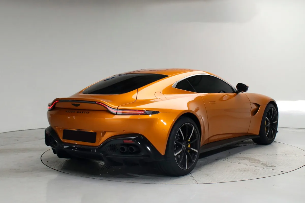 Заказать Aston Martin Vantage 2023 4.0 л 510 л.с Бензин с пробегом 1 486 км, Автомат, Задний привод, цвет Коричневый, поставка из Великобритания, доставка по РФ