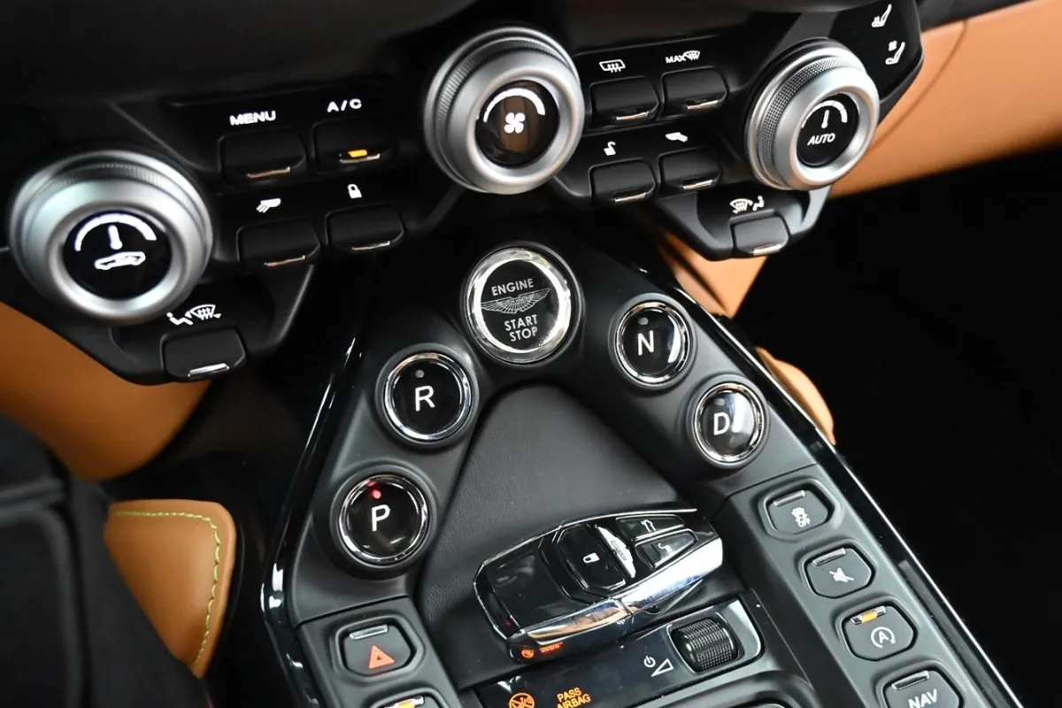 Надёжный Aston Martin Vantage 2023 4.0 л 510 л.с Бензин с двигателем 4,0 л, Коричневый, пробег 1 486 км, Автомат, поставка из Великобритания