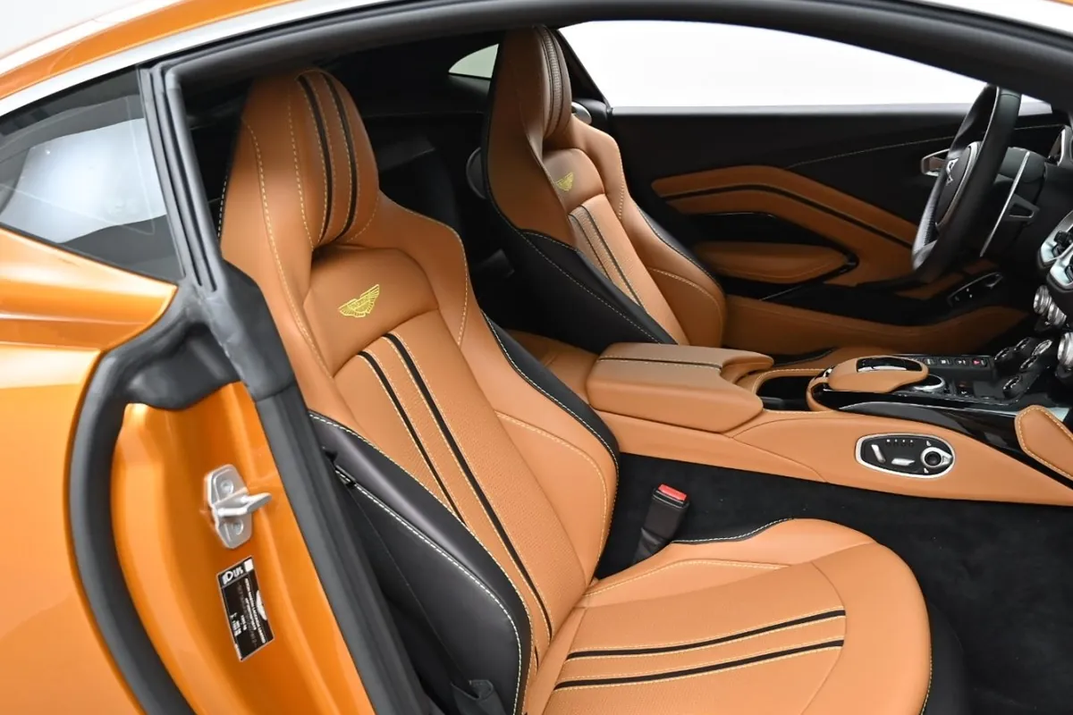 Купить Aston Martin Vantage 2023 4.0 л 510 л.с Бензин с минимальным пробегом 1 486 км, Коричневый, доставим из Великобритания в любой город РФ
