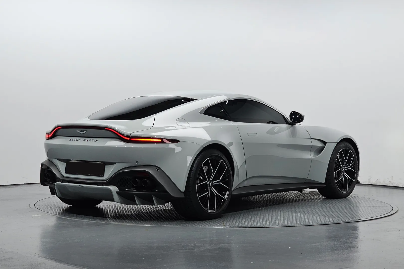 Заказать Aston Martin Vantage 2023 4.0 л 510 л.с Бензин с пробегом 6 891 км, Автомат, Задний привод, цвет Серебристый, поставка из Великобритания, доставка по РФ