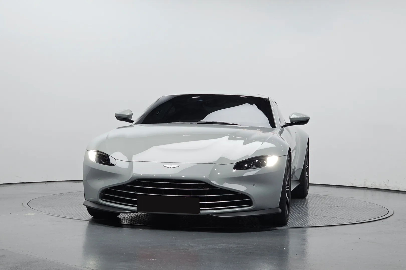 Aston Martin Vantage 2023 4.0 л 510 л.с Бензин, новый авто, Задний привод, Автомат, цвет Серебристый, страна-производитель — Великобритания