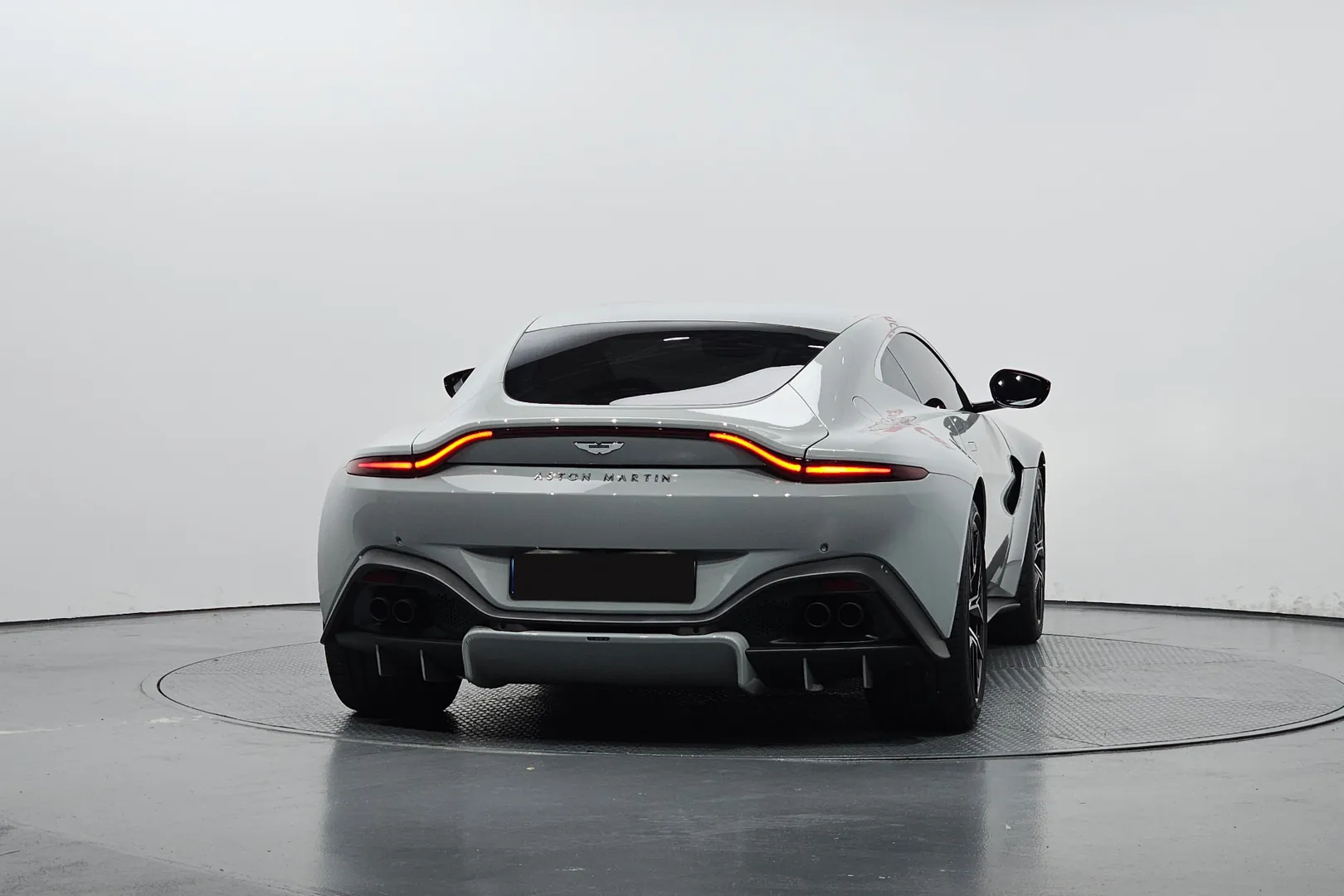 Купить Aston Martin Vantage 2023 4.0 л 510 л.с Бензин, Серебристый, Автомат, Задний привод — авто из Великобритания, с доставкой по всей России