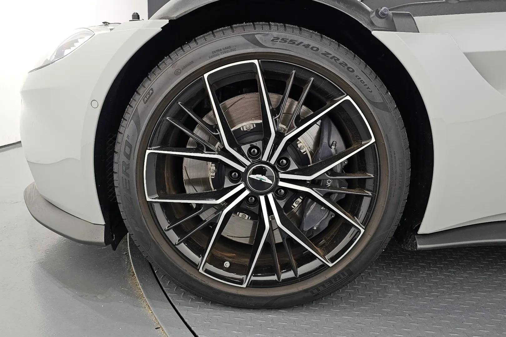 Aston Martin Vantage 2023 4.0 л 510 л.с Бензин в продаже: Серебристый, Автомат, Задний привод, страна-производитель — Великобритания, доставка по РФ