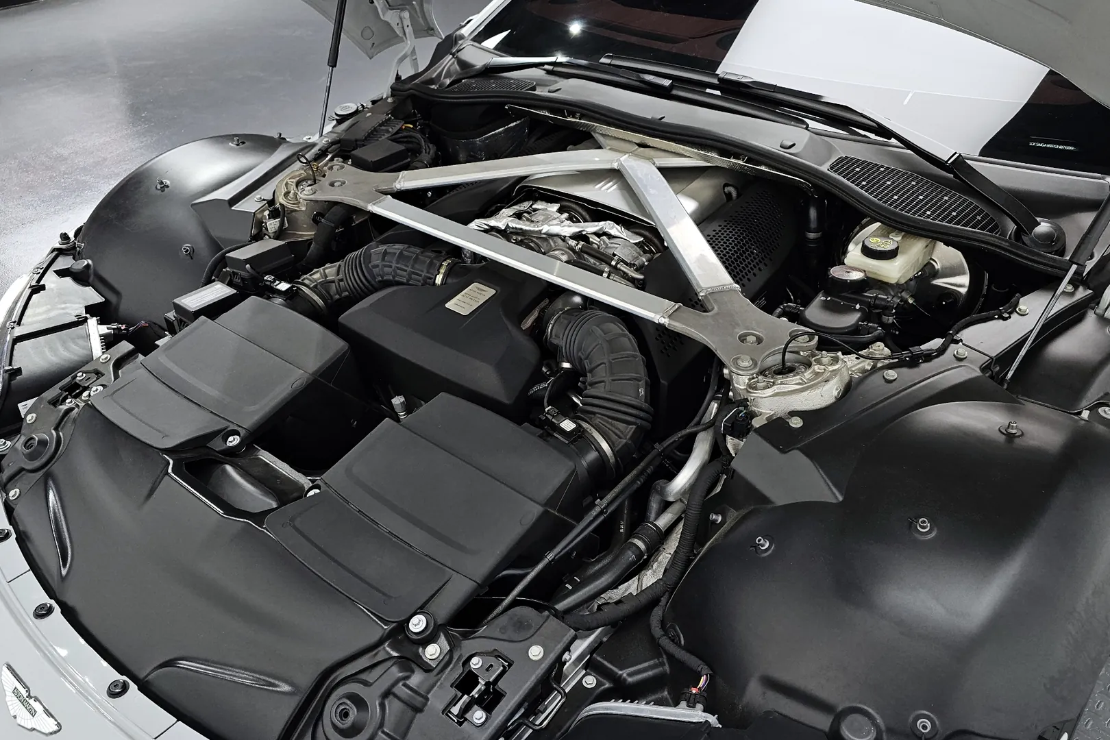 Доступен к заказу Aston Martin Vantage 2023 4.0 л 510 л.с Бензин: Серебристый, коробка Автомат, привод Задний привод, осмотр и тест-драйв в Москве