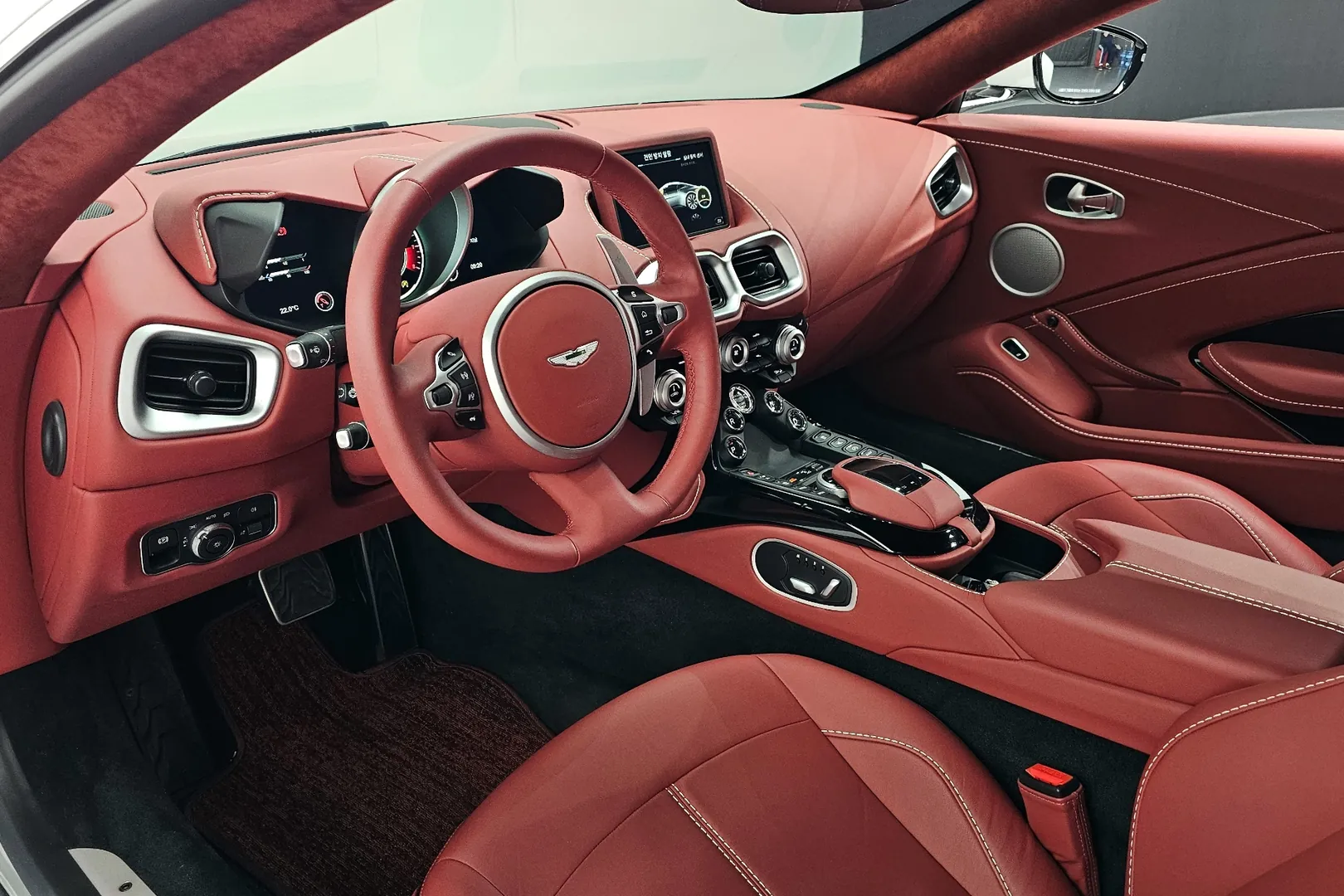 Новый Aston Martin Vantage 2023 4.0 л 510 л.с Бензин: Задний привод, Серебристый, коробка — Автомат, привезён из Великобритания, доставка по регионам