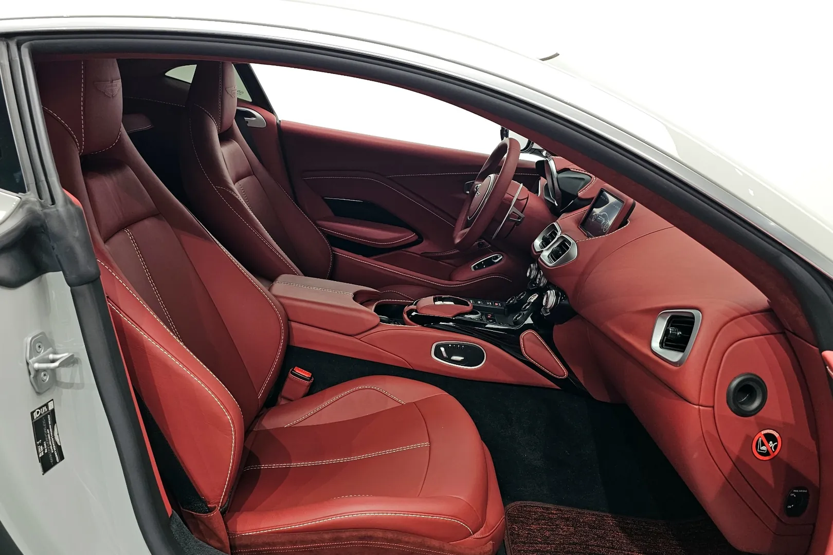 Aston Martin Vantage 2023 4.0 л 510 л.с Бензин, пробег 6 891 км, цвет кузова Серебристый, тип трансмиссии Автомат, привод Задний привод, из Великобритания