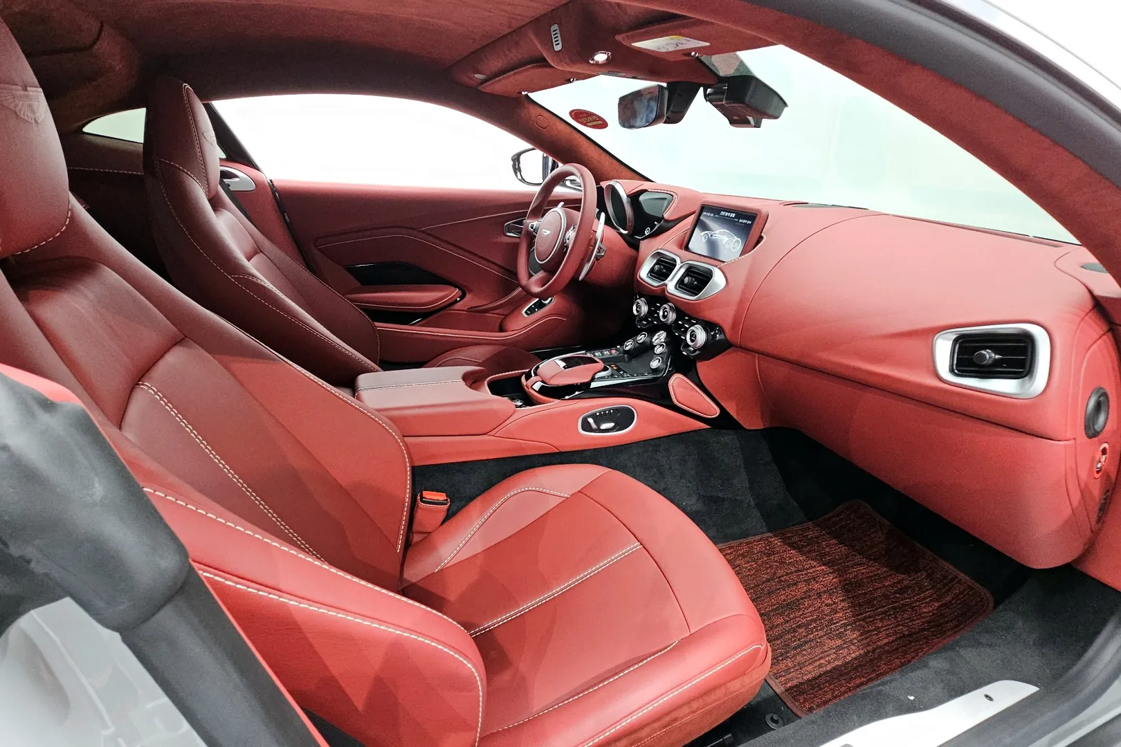 Доставка по РФ: Aston Martin Vantage 2023 4.0 л 510 л.с Бензин, Серебристый, пробег 6 891 км, Задний привод, Автомат, осмотр возможен в Москве