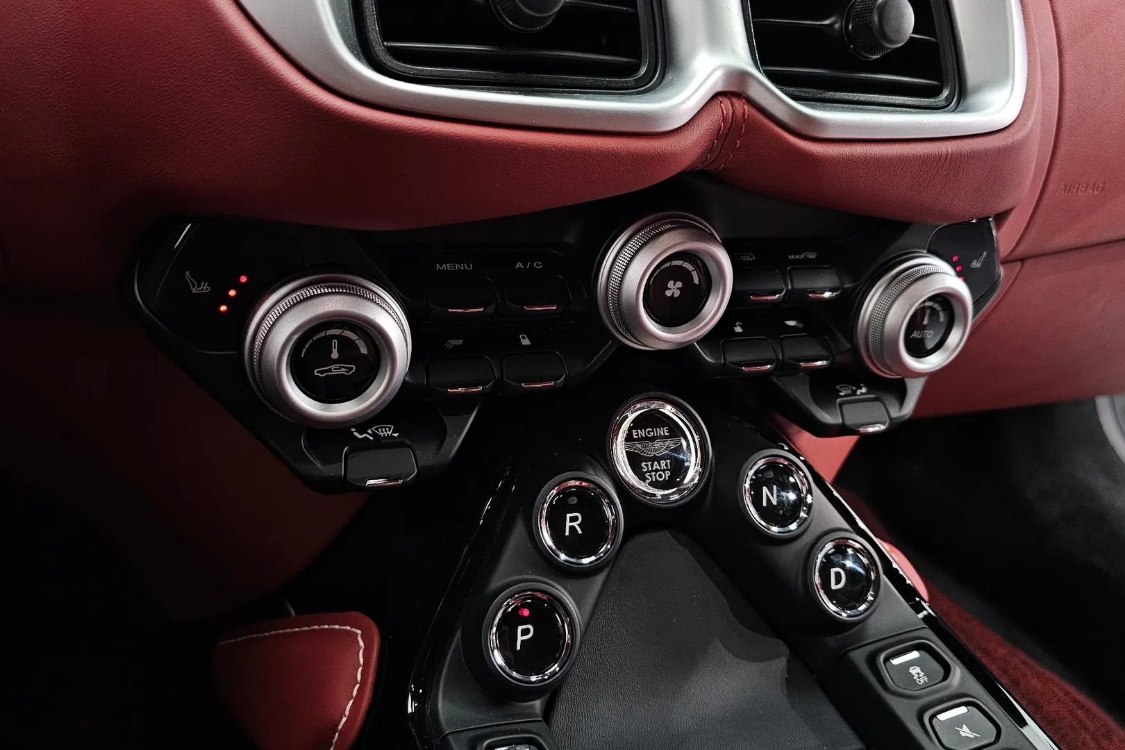 Aston Martin Vantage 2023 4.0 л 510 л.с Бензин, пробег 6 891 км, Серебристый цвет, коробка Автомат, привод Задний привод, авто из Великобритания