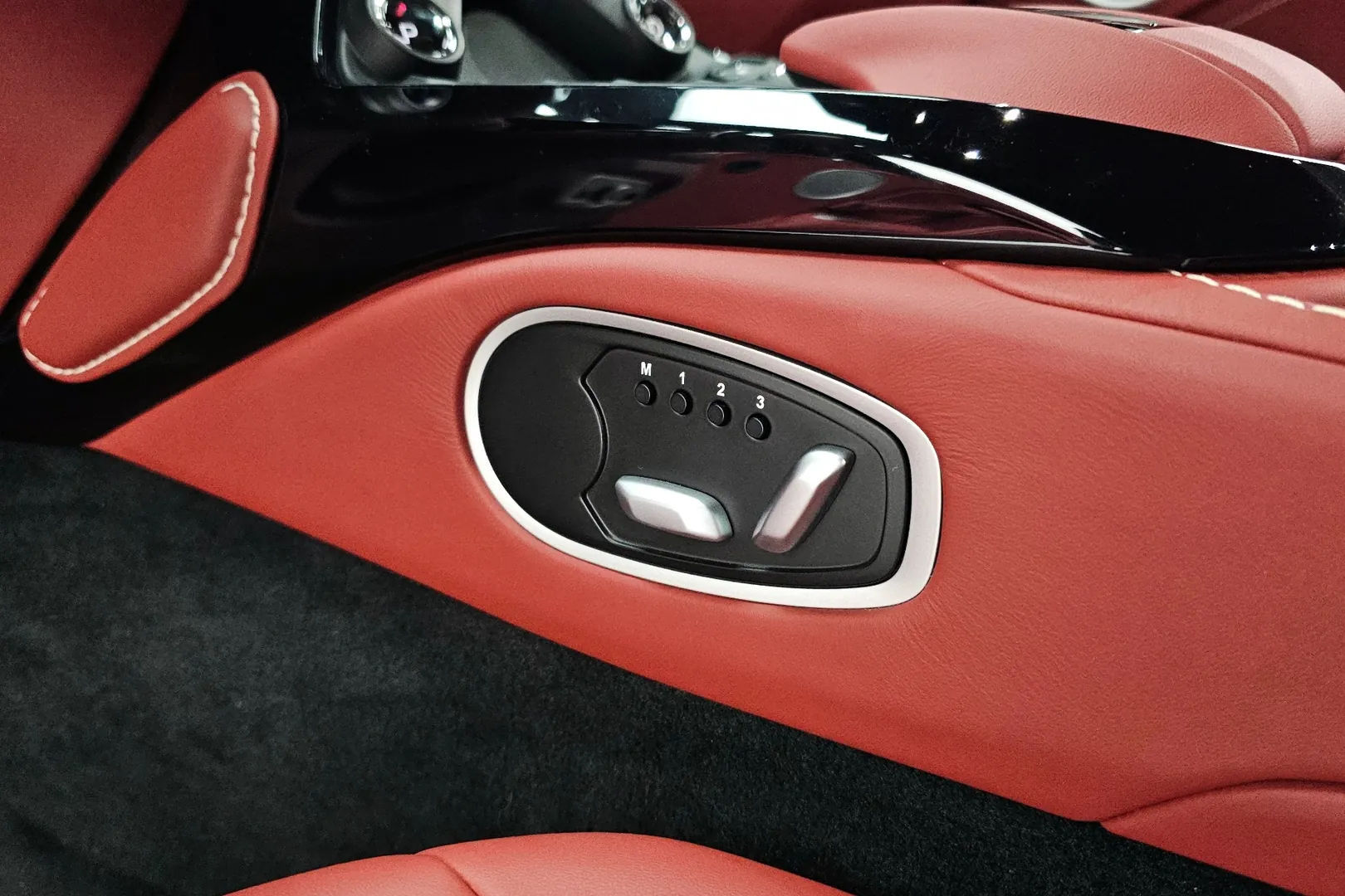 Новый Aston Martin Vantage 2023 4.0 л 510 л.с Бензин в кузове Серебристый, коробка — Автомат, привод — Задний привод, страна производства — Великобритания