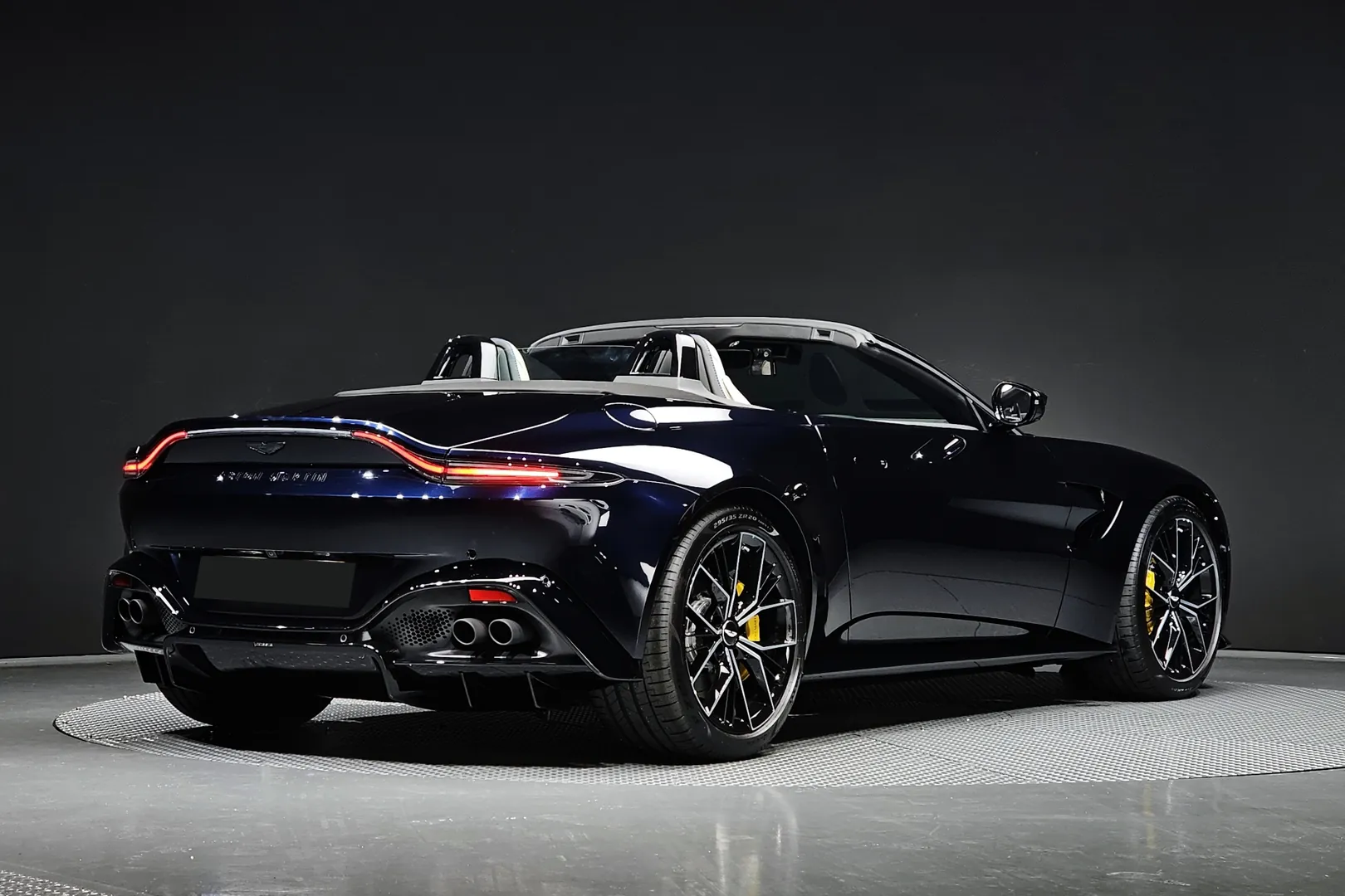 Aston Martin Vantage 2023 4.0 л 503 л.с Бензин в продаже: Чёрный, Автомат, Задний привод, страна-производитель — Великобритания, доставка по РФ