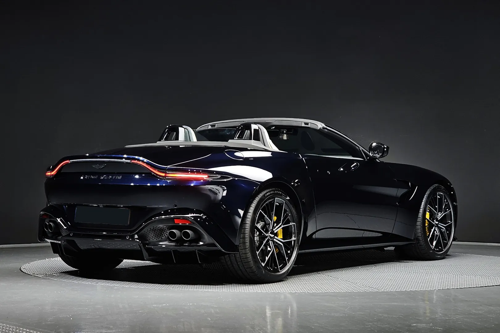 Заказать Aston Martin Vantage 2023 4.0 л 510 л.с Бензин с пробегом 58 км, Автомат, Задний привод, цвет Чёрный, поставка из Великобритания, доставка по РФ