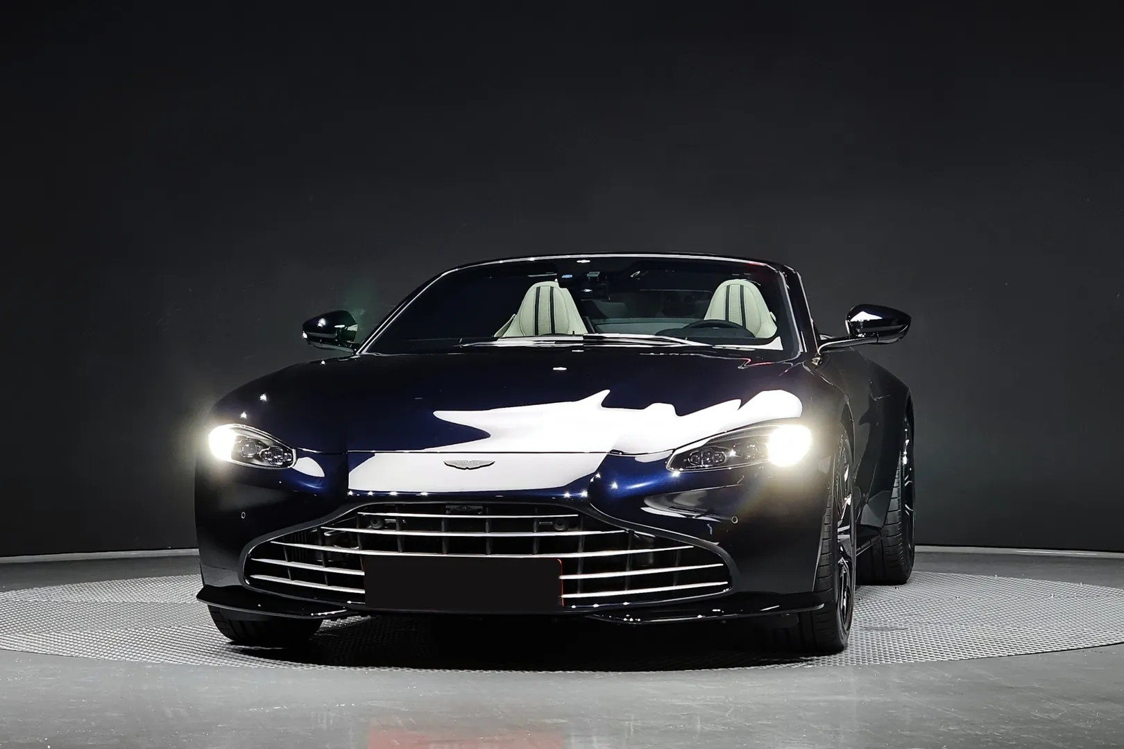 Aston Martin Vantage 2023 4.0 л 510 л.с Бензин, новый авто, Задний привод, Автомат, цвет Чёрный, страна-производитель — Великобритания
