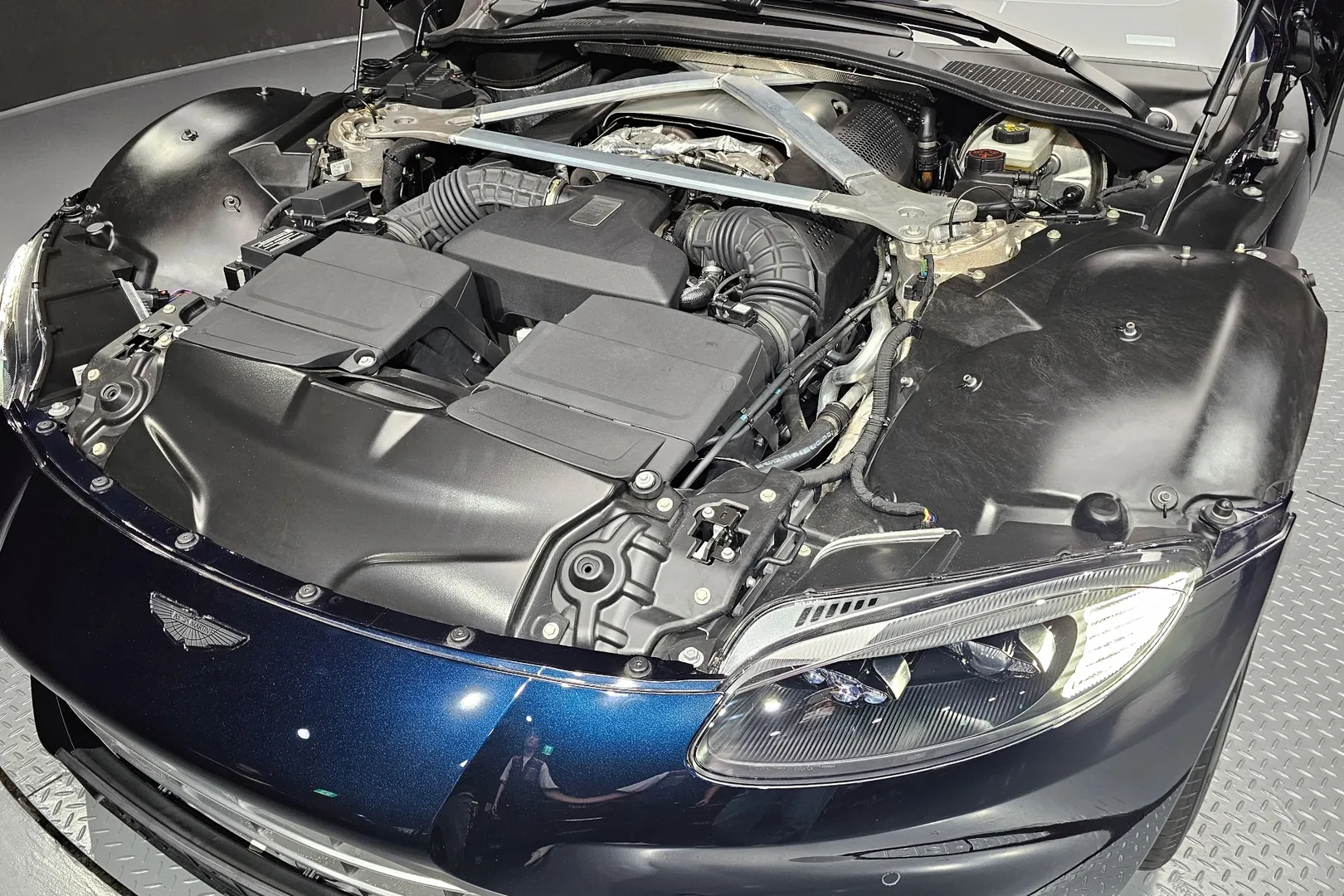 Купить Aston Martin Vantage 2023 4.0 л 503 л.с Бензин с доставкой: пробег 58 км, Чёрный, Автомат, Задний привод, поставка из Великобритания
