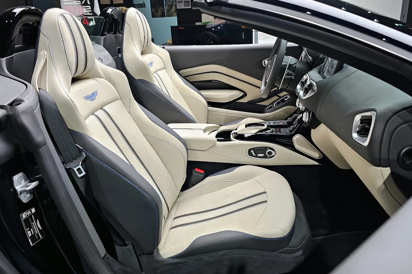 Доступен к заказу Aston Martin Vantage 2023 4.0 л 503 л.с Бензин: Чёрный, коробка Автомат, привод Задний привод, осмотр и тест-драйв в Москве