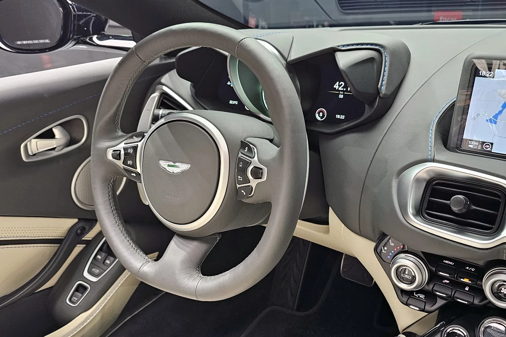 Автомобиль Aston Martin Vantage 2023 4.0 л 503 л.с Бензин, Чёрный, пробег 58 км, производство — Великобритания, доставка по РФ