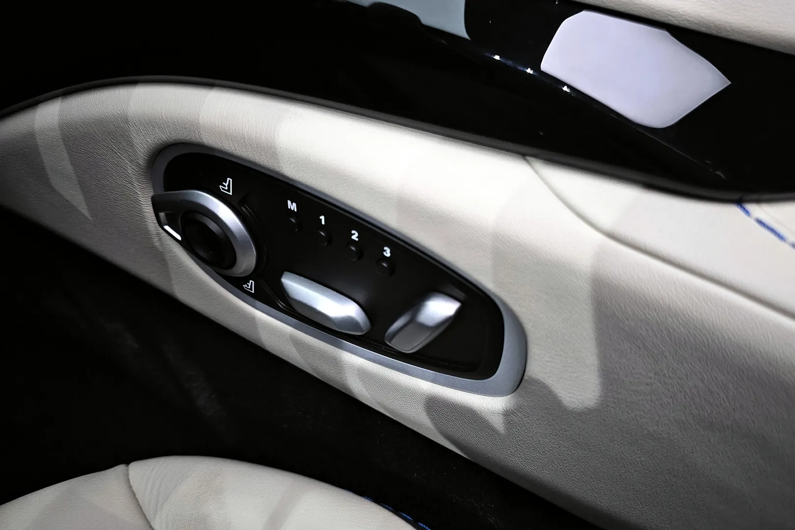 Aston Martin Vantage 2023 4.0 л 503 л.с Бензин, пробег 58 км, цвет кузова Чёрный, тип трансмиссии Автомат, привод Задний привод, из Великобритания