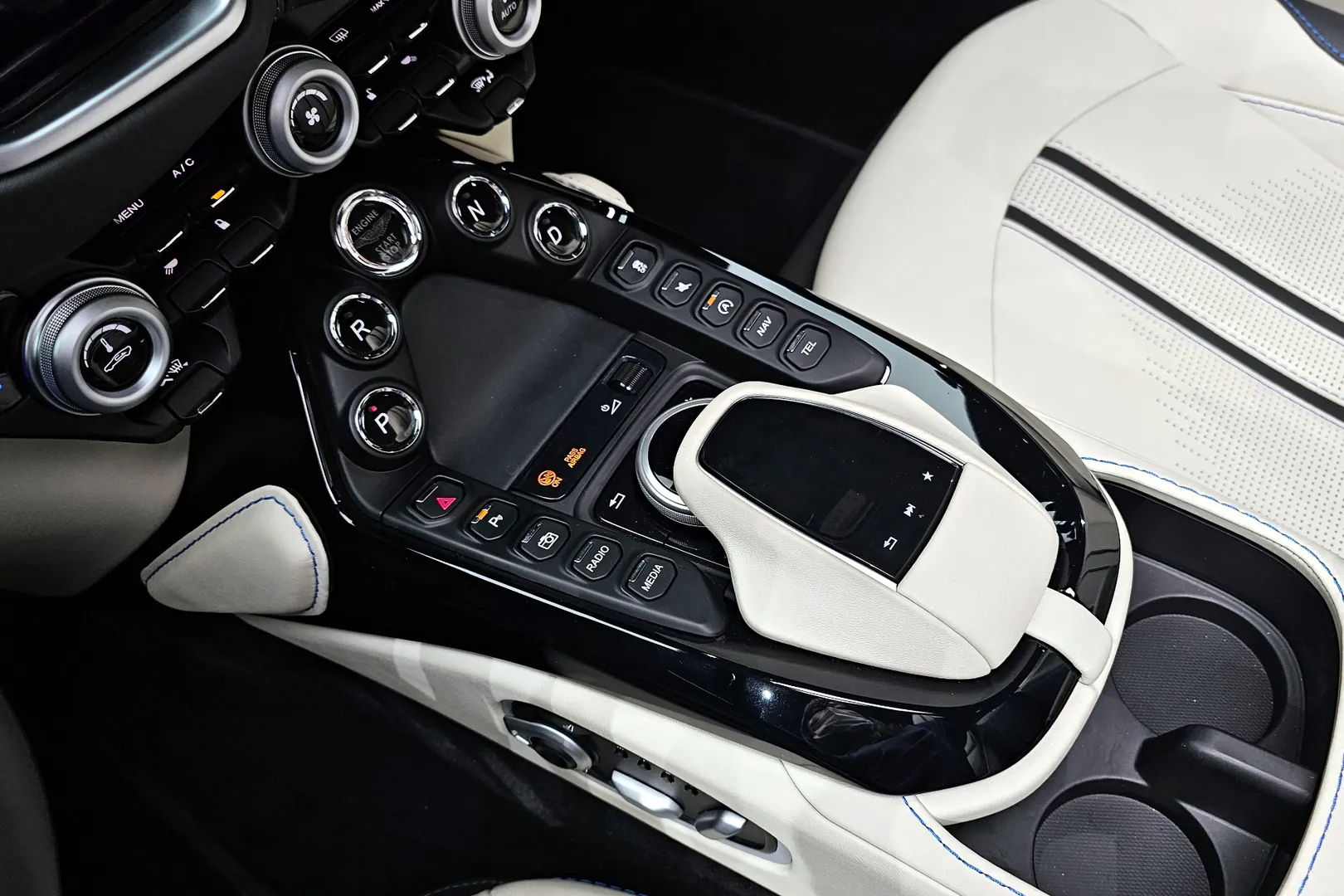 Доставка по РФ: Aston Martin Vantage 2023 4.0 л 503 л.с Бензин, Чёрный, пробег 58 км, Задний привод, Автомат, осмотр возможен в Москве